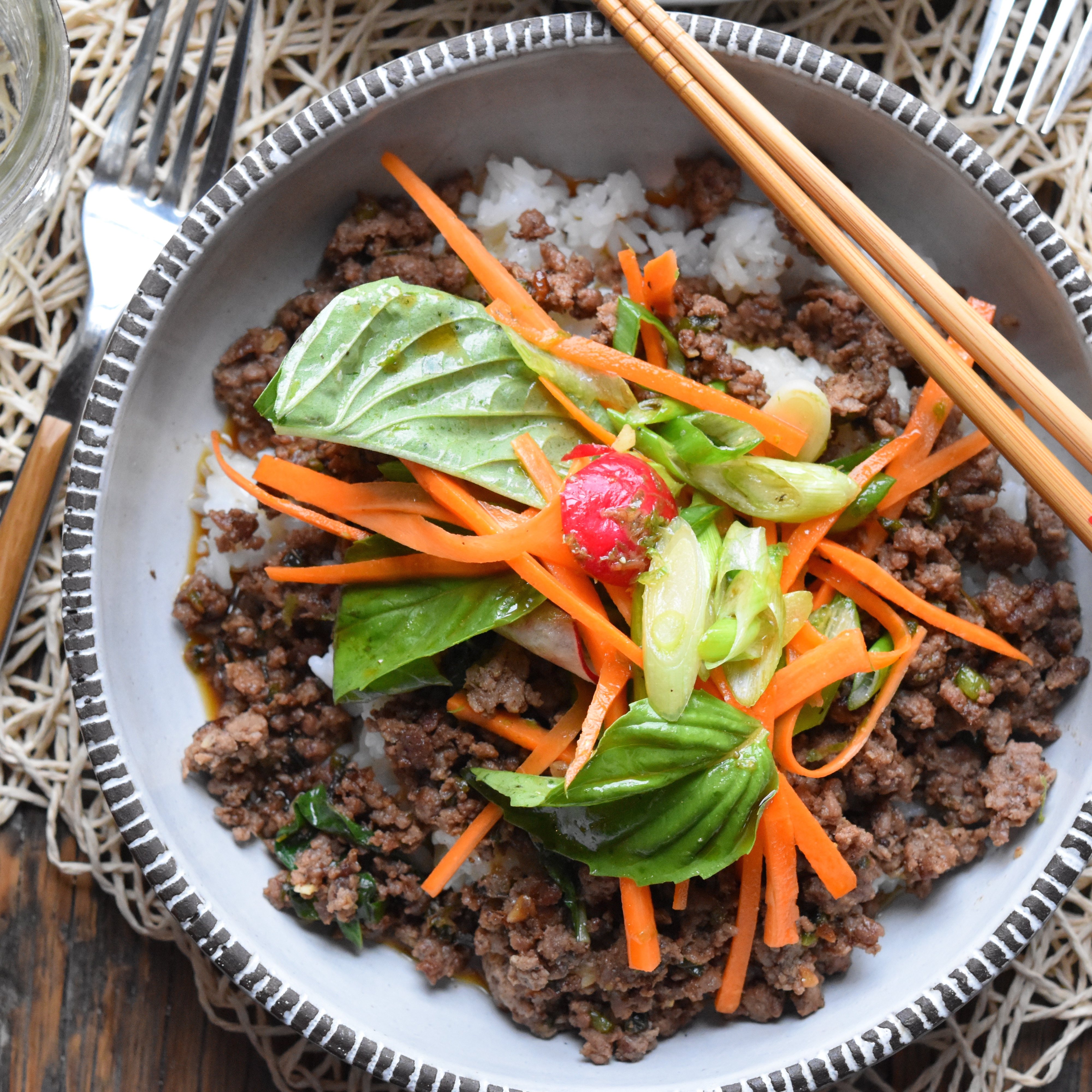 Tazón de arroz con albahaca y carne de res tailandesa - East Side Table